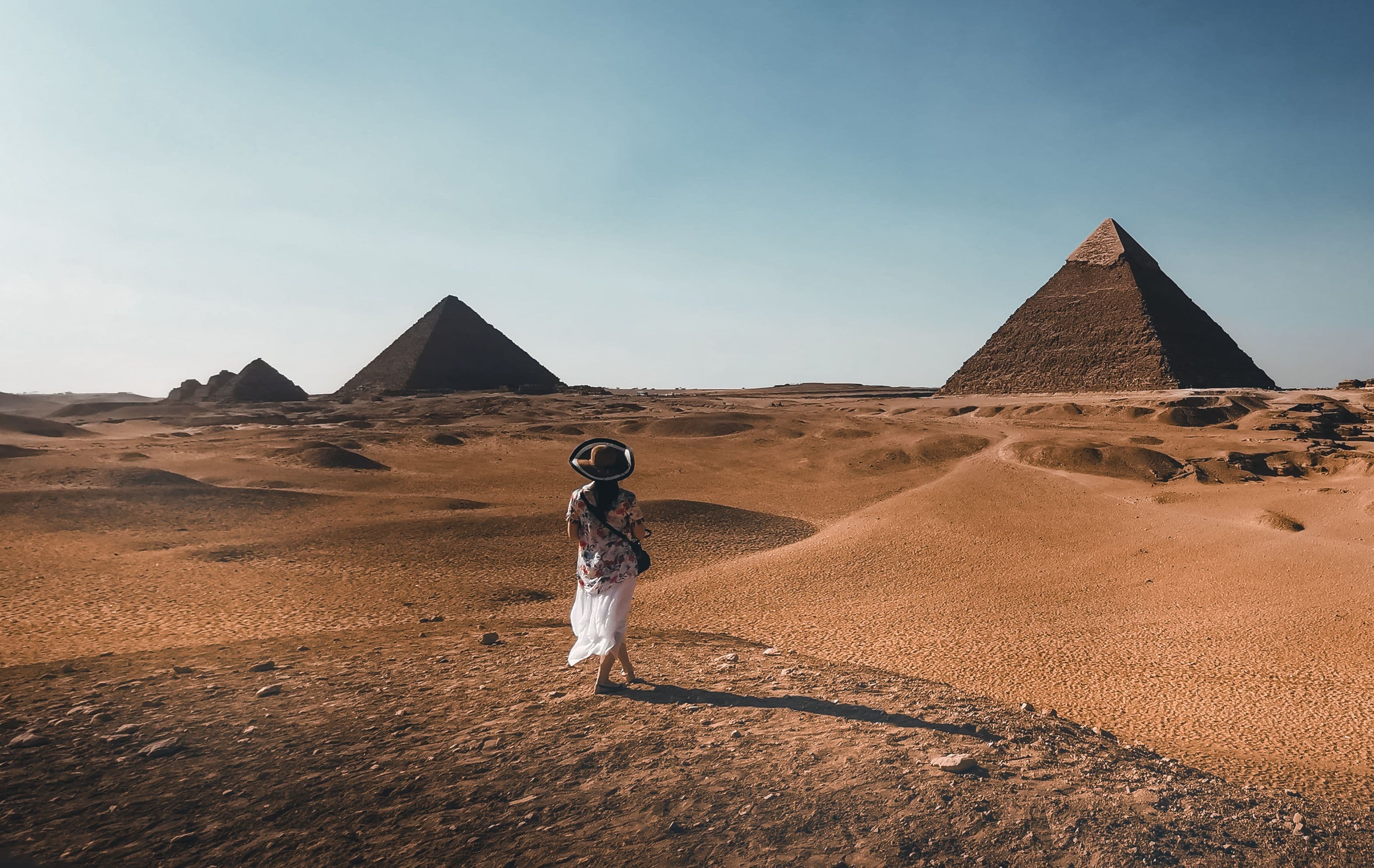 Voyageuse face aux pyramides de Gizeh, Égypte