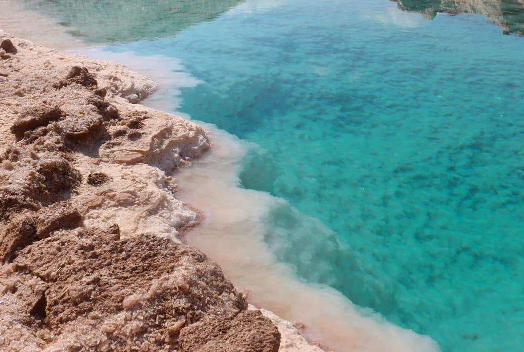 Les rives cristallisées d’un lac salé de Siwa