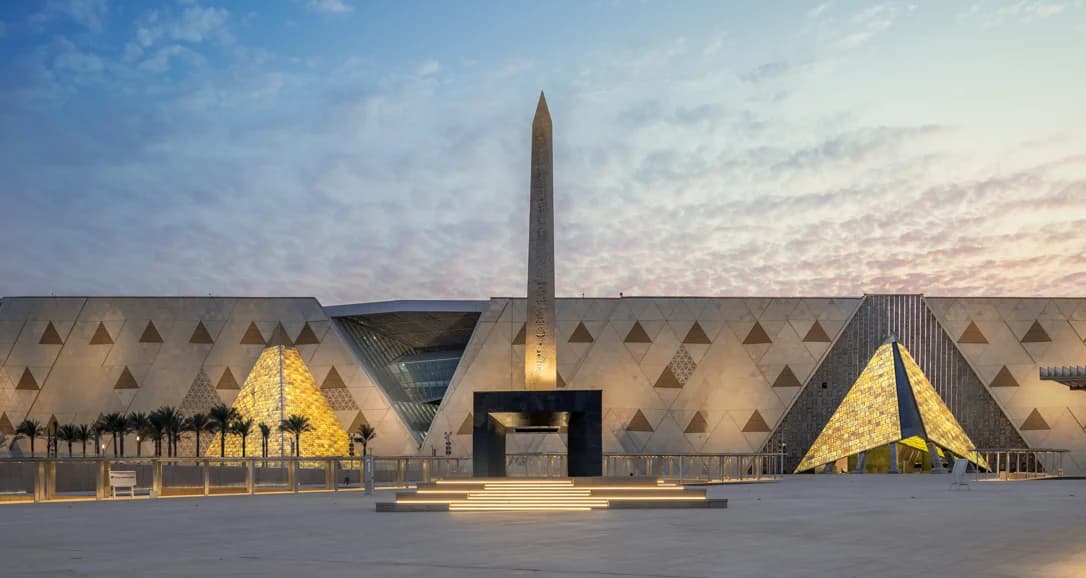 L’entrée monumentale du Grand Musée Égyptien