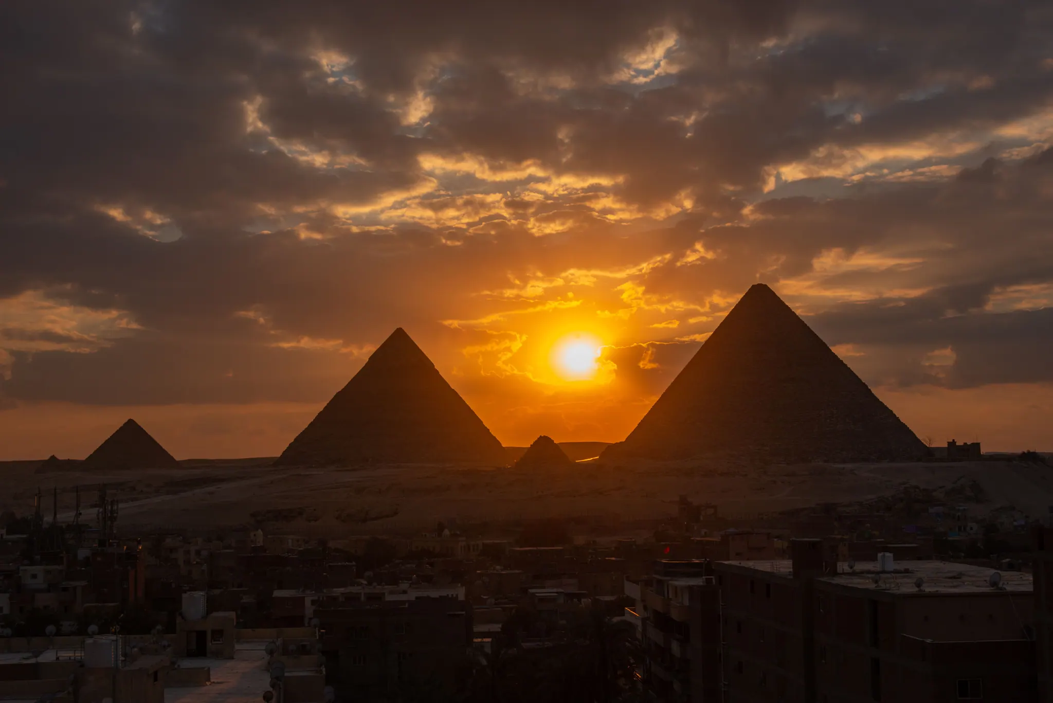 Les pyramides de Gizeh sur le plateau désertique.