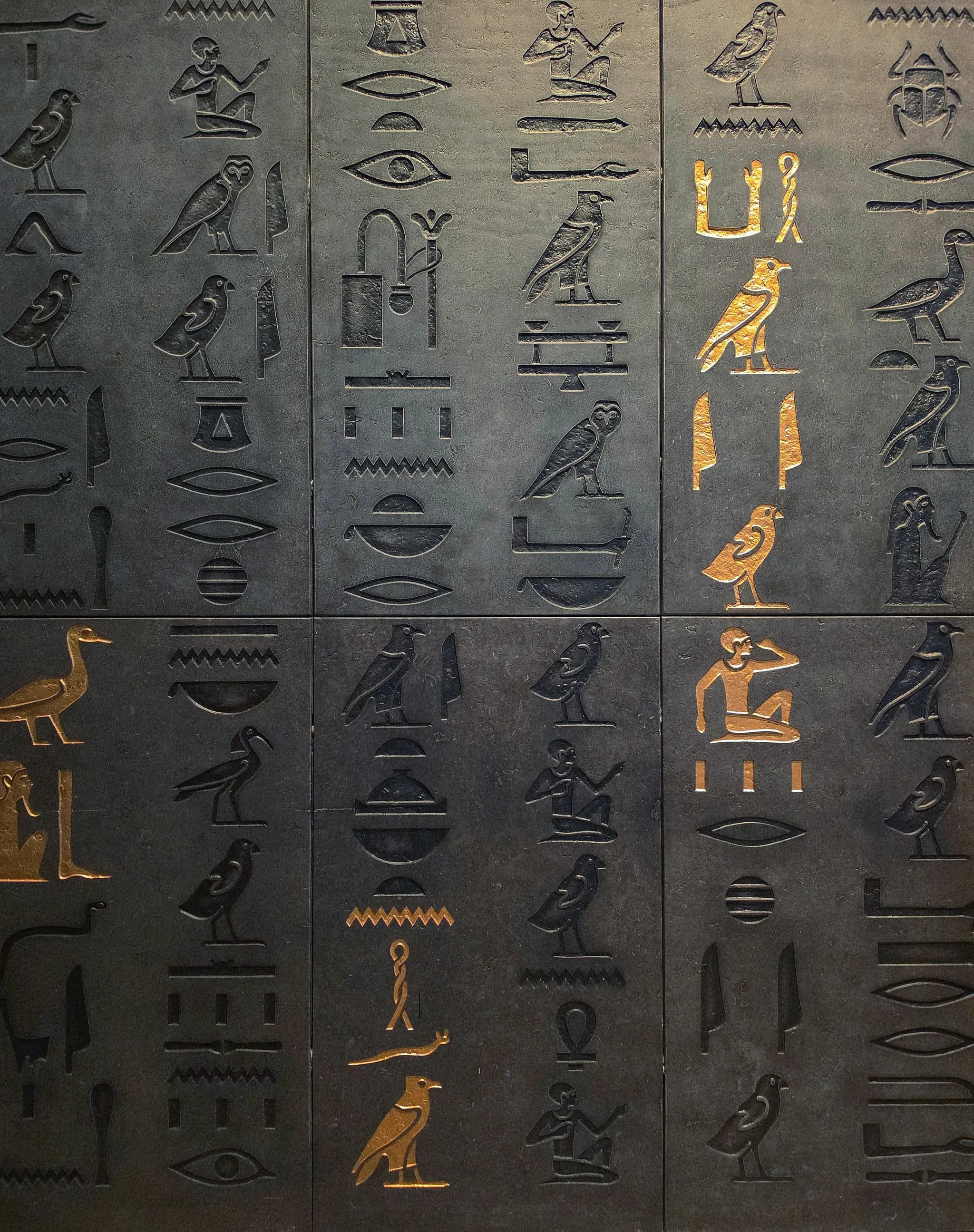 Reliefs et hiéroglyphes dans un temple égyptien
