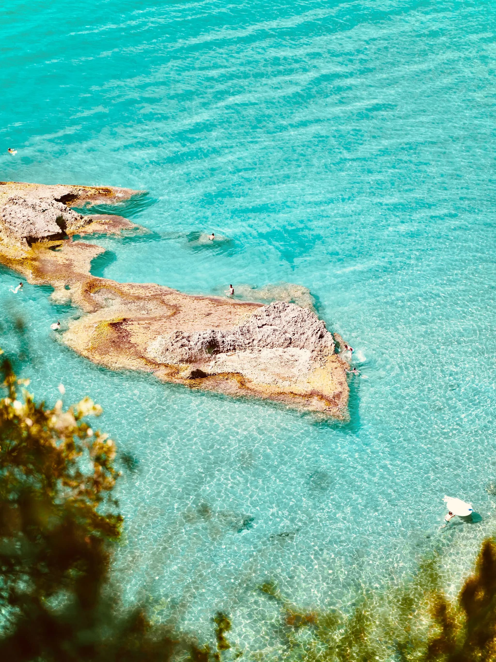 Un lagon turquoise au bord du désert égyptien.