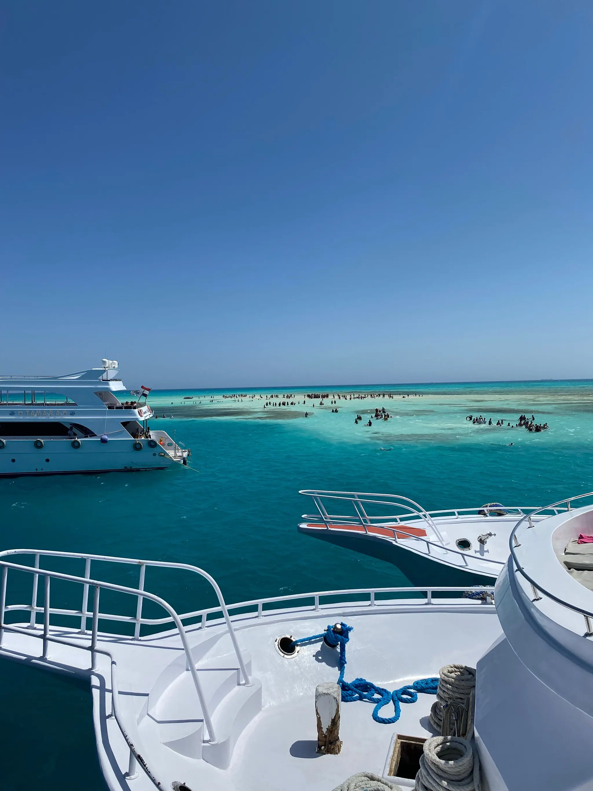 Un bateau de croisière au mouillage sur la mer Rouge
