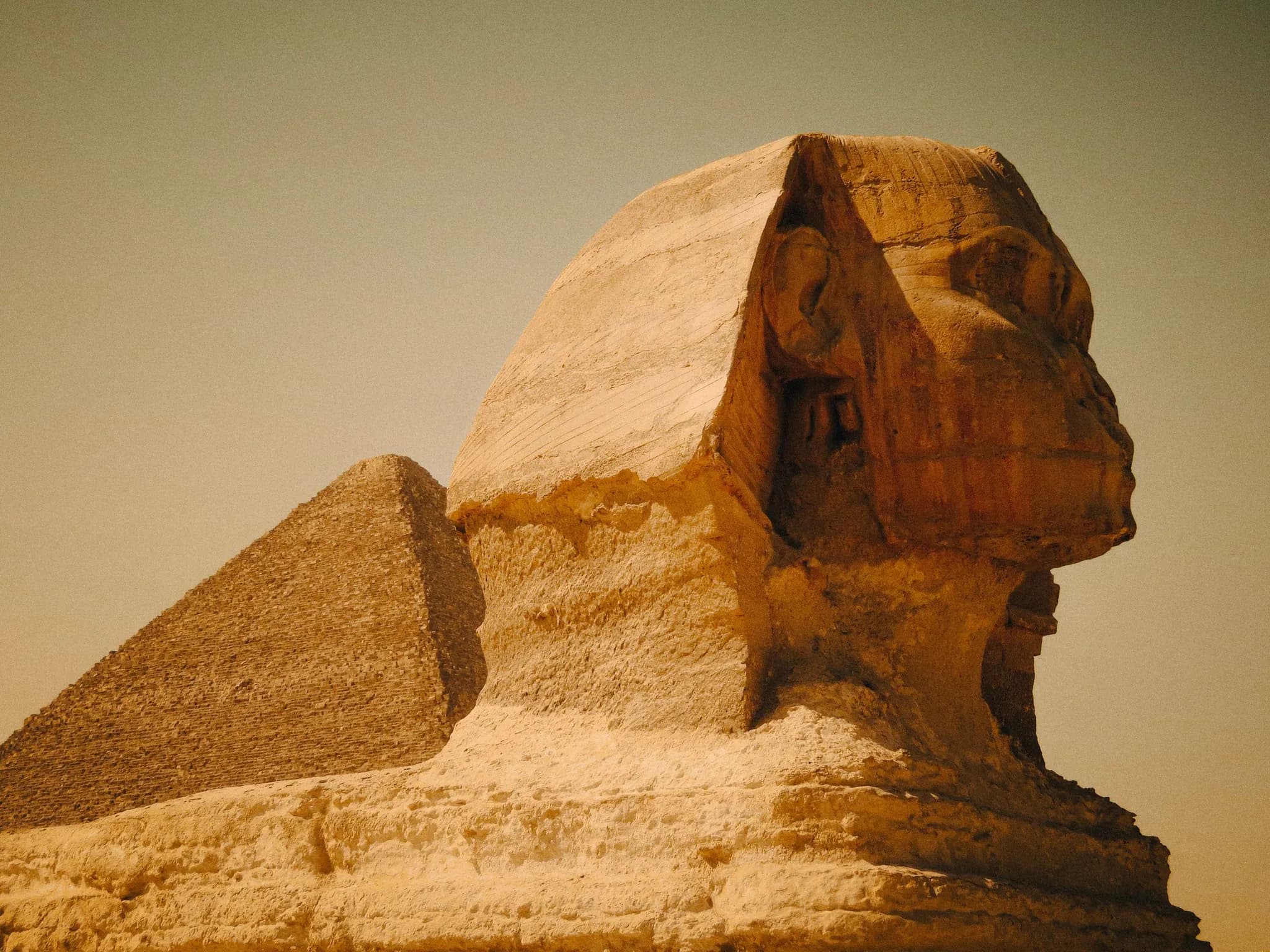 Le Sphinx de Gizeh face aux pyramides