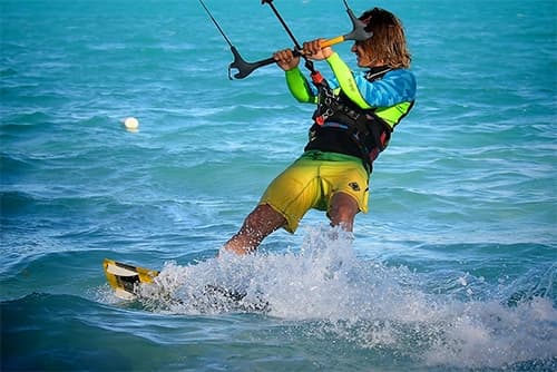 Kitesurfeur en action